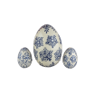 Húsvéti tojás, fehér színű, kék népies minta és virág