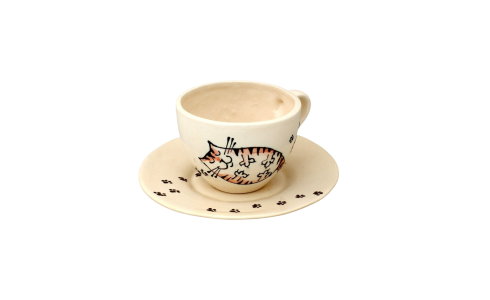 Kávéscsésze tányérral, fehér, fekvő cica