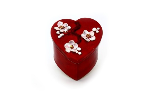 Doboz, szív, piros, fehér 3D-s virágok a fedélen